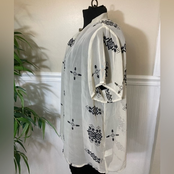 Umgee Womens sheer short sleeve blouse, V-neck tribal geometric print size small - Picture 5 of 11